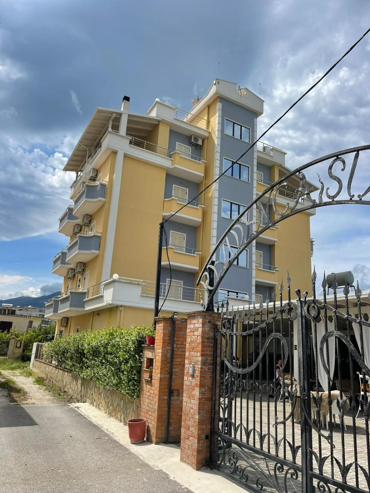 Apartments Rezidenca Sinani אוריקום מראה חיצוני תמונה